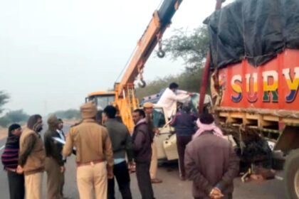 Accident: चुनावी ड्यूटी में अपनी सेवा देने जा रहे पुलिस के 5 जवानों की मौत, ट्रक में जा घुसी गाड़ी