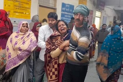 दर्दनाक हादसा: बेकाबू कार पेड़ से टकराई, भाई-बहन समेत चार की मौत, पांच घायल