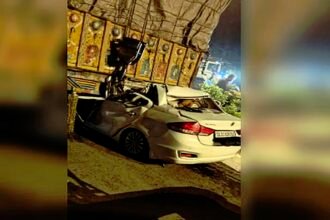 भीषण हादसा: तेज रफ्तार कार ट्रक से टकराई, छह दोस्तों की दर्दनाक मौत