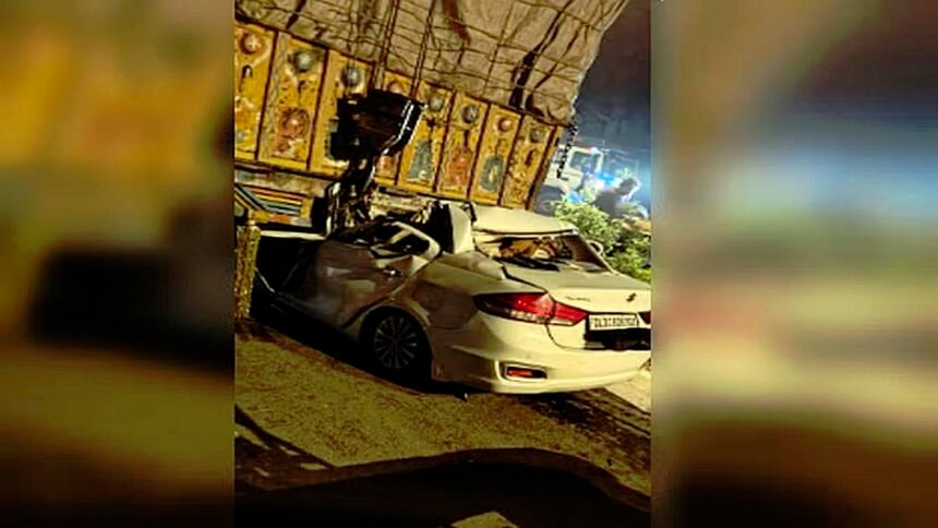 भीषण हादसा: तेज रफ्तार कार ट्रक से टकराई, छह दोस्तों की दर्दनाक मौत