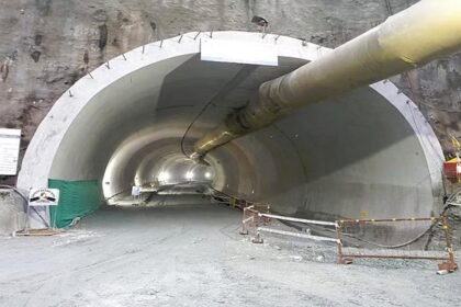 निर्माणाधीन सुरंग में भूस्खलन, 40 से ज्यादा मजदूर फंसे! बचाव कार्य जारी