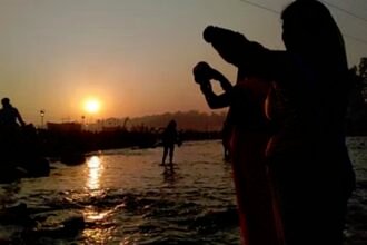 आस्था का महापर्व छठ पूजा आज, घाट पर व्रती महिलाएं देंगी डूबते सूर्य को अर्घ्य