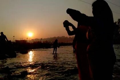 आस्था का महापर्व छठ पूजा आज, घाट पर व्रती महिलाएं देंगी डूबते सूर्य को अर्घ्य