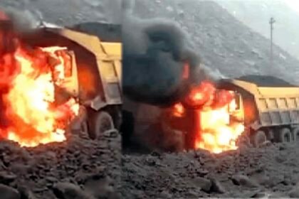 सुरक्षा पखवाड़ा की खुली पोल: नहीं रुक रहे हादसे, कोयला लोड ट्रक में लगी भीषण आग, ड्राइवर ने कूद कर बचाई जान