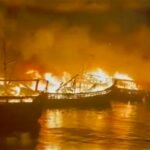 बंदरगाह में लगी भीषण आग से 30 से ज्यादा नाव जलकर खाक, पुलिस ने शुरू की जांच