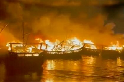 बंदरगाह में लगी भीषण आग से 30 से ज्यादा नाव जलकर खाक, पुलिस ने शुरू की जांच
