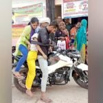 तस्वीर जो झकझोर दे, बहन का शव पीठ पर बांध बाइक से ले गया युवक, लोग देखते रहे नजारा