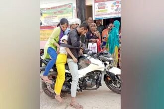 तस्वीर जो झकझोर दे, बहन का शव पीठ पर बांध बाइक से ले गया युवक, लोग देखते रहे नजारा