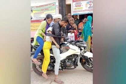 तस्वीर जो झकझोर दे, बहन का शव पीठ पर बांध बाइक से ले गया युवक, लोग देखते रहे नजारा
