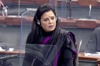 सासंदी गंवाने के बाद एक और मामले में फंसी महुआ मोइत्रा, अपने पूर्व प्रेमी की निगरानी करवाने का लगा आरोप