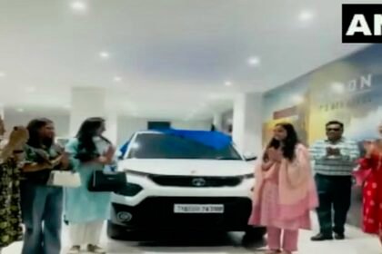 इसे कहते हैं दिवाली गिफ्ट: इस कंपनी ने अपने कर्मचारियों को दी कार, कर्मचारी बोले-सपना पूरा हुआ