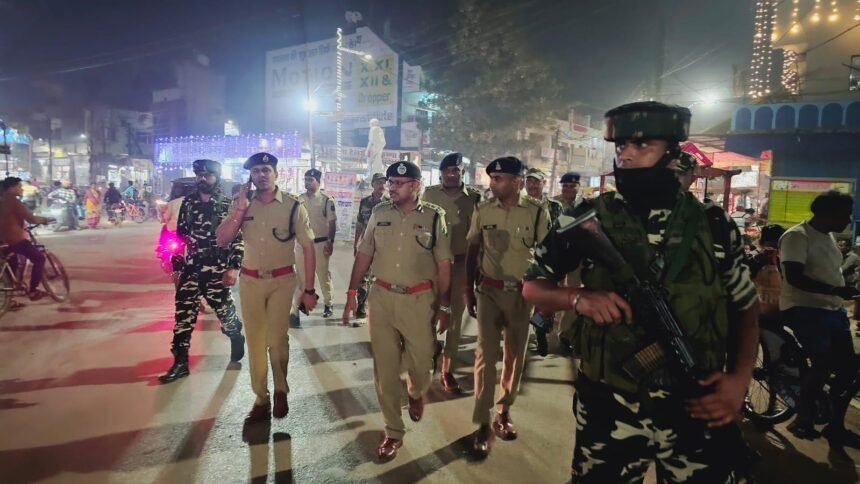 Diwali and Election: दुर्ग पुलिस एवं केन्द्रीय सशस्त्र बल ने पैदल मार्च कर आमजनमानस को सुरक्षित माहौल का कराया एहसास