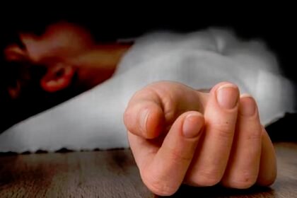 15 फीट की ऊंचाई से गिरा मजदूर, सेल्फी लेने और वीडियो बनाने के चक्कर में युवक ने गंवाई जान