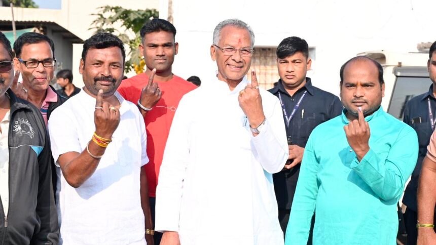 CG Assembly Election 2023: आज ईवीएम में कैद हो जाएगी 958 प्रत्याशियों की किस्मत, इन दिग्गजों ने डाला वोट