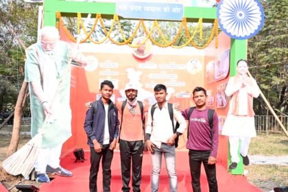 छायाचित्र प्रदर्शनी: मेरे घर के पते में छत्तीसगढ़ लिखा तो इसकी वजह अटल जी, राइटिंग वाल में प्रतिक्रिया लिख रहे युवा