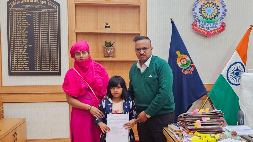 पिता की आकस्मिक मृत्यु के बाद मासूम अंजनी बनी बाल आरक्षक, एसपी गर्ग ने सौंपा नियुक्ति पत्र