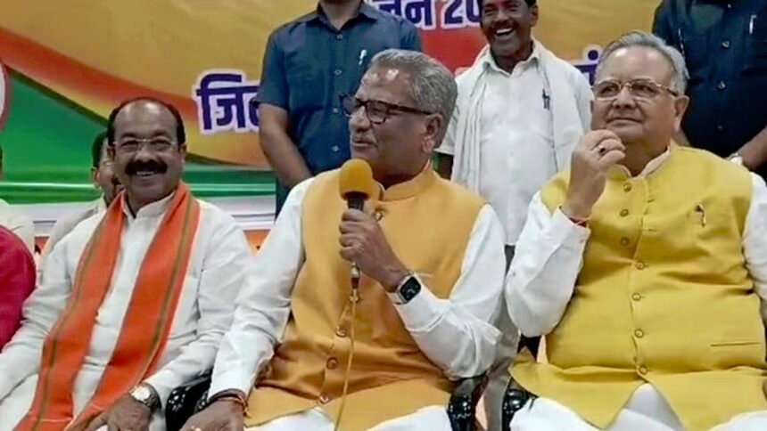 नवनिर्वाचित विधायकों की बैठक अचानक रद्द कर भाजपा के प्रभारी दिल्ली रवाना