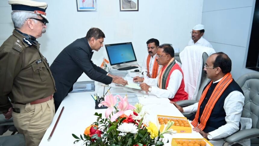 शपथ लेते ही एक्शन मोड में सीएम विष्णुदेव साय, मंत्रालय पहुंच पूजा कर कार्यभार संभाला