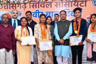 अपनी जान पर खेलकर दूसरों की जान बचाने वाले वीर बच्चों को मुख्यमंत्री ने किया सम्मानित