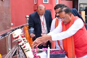 मुख्यमंत्री विष्णु देव साय ने शपथ ग्रहण के पहले दो महान विभूतियों को किया नमन