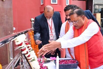 मुख्यमंत्री विष्णु देव साय ने शपथ ग्रहण के पहले दो महान विभूतियों को किया नमन