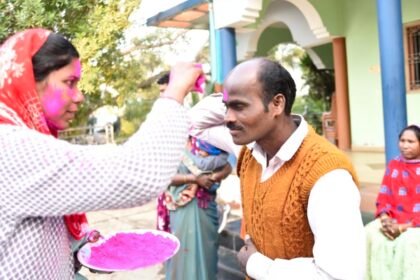 मुख्यमंत्री के रूप में शपथ लेते ही विष्णु देव साय के गाँव बगिया में उड़े रंग-गुलाल, फूटे फटाखे