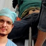 टमाटर के ट्रक से गिरा मजदूर, पेट में गहरा धंसा टायर रॉड