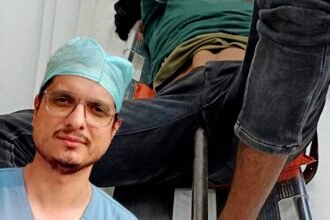 टमाटर के ट्रक से गिरा मजदूर, पेट में गहरा धंसा टायर रॉड