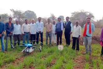 विकसित भारत संकल्प यात्रा में ड्रोन से नैनो यूरिया छिड़काव का प्रदर्शन