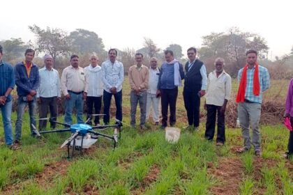 विकसित भारत संकल्प यात्रा में ड्रोन से नैनो यूरिया छिड़काव का प्रदर्शन