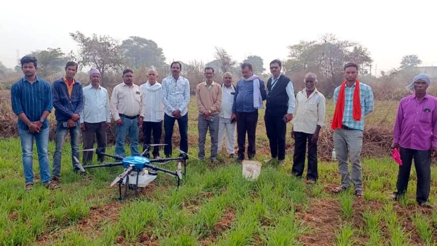 विकसित भारत संकल्प यात्रा में ड्रोन से नैनो यूरिया छिड़काव का प्रदर्शन