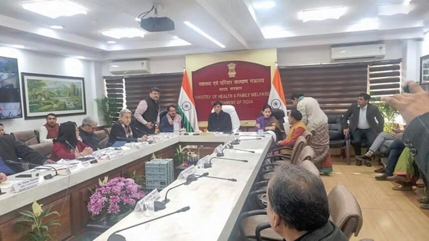 कोरोना के नए वैरिएंट का खतरा, स्वास्थ्य महकमें की बढ़ी टेंशन, मंडाविया ने की उच्च स्तरीय समीक्षा बैठक