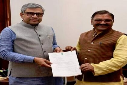 रेल मंत्री अश्वनी वैष्णव से सांसद पांडेय ने की मुलाकात, डोंगरगढ़-कटघोरा रेल लाइन को लेकर हुई चर्चा