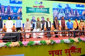 देश के प्रख्यात कवि कुमार विश्वास और पद्मश्री डॉ सुरेंद्र दुबे की पंक्तियों से झूम उठा स्टेडियम, सीएम साय हुए शामिल