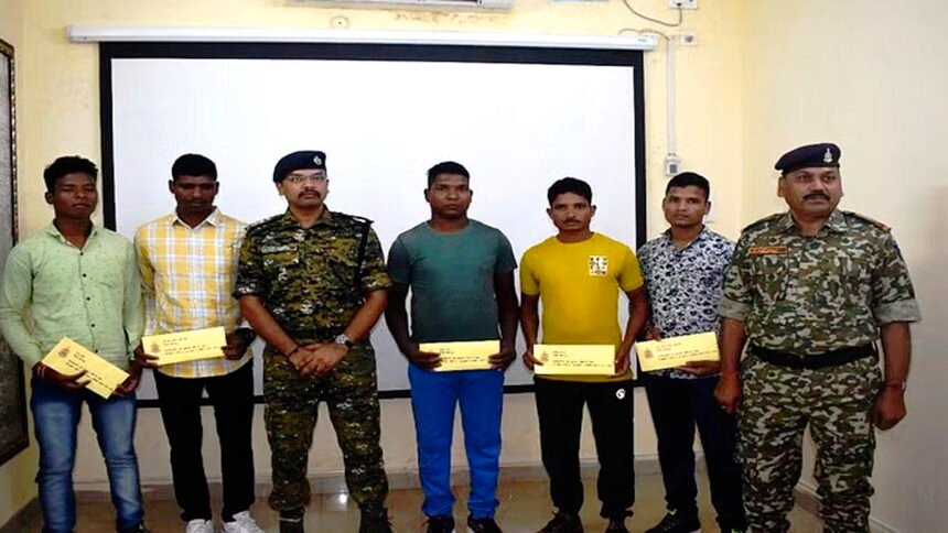 एमएलए के फॉलो गाड़ी पर फायरिंग सहित 32 बड़ी वारदातों में शामिल रहे पांच नक्सलियों ने किया सरेंडर