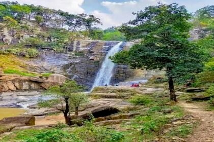 यह झरना जिले का है प्रमुख पर्यटन स्थल, लगती है सैलानियों की भीड़, लेकिन शासन-प्रशासन की उपेक्षा का शिकार