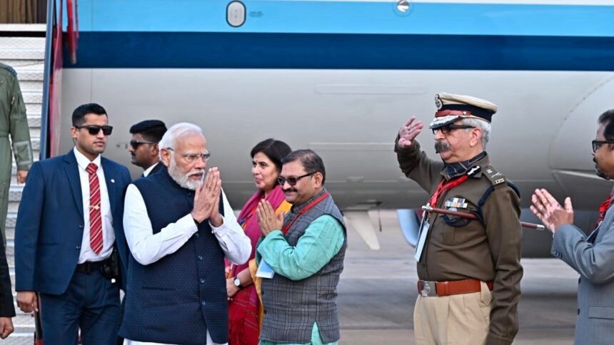प्रधानमंत्री नरेन्द्र मोदी रायपुर पहुंचे, एयरपोर्ट पर हुआ भव्य स्वागत