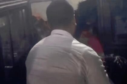 सीएम के स्वागत में जमा भीड़ के बीच फंसी गर्भवती महिला की गाड़ी, पुलिस मानव श्रृंखला बनाकर पहुंचाया अस्पताल