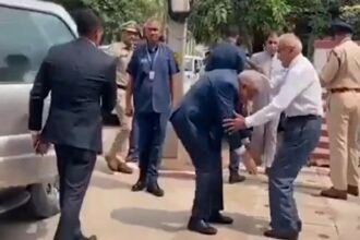 उच्च पद और अहंकार जरा भी नहीं, कार से उतरते ही उप राष्ट्रपति ने बुजुर्गों के छुए पैर, देखिए वीडियो