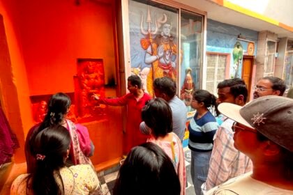 रायपुर हेरिटेज वॉक द्वितीय के अंतर्गत रायपुर को नजदीक से जान रहे हैं इतिहास में रूचि रखने वाले प्रतिभागी