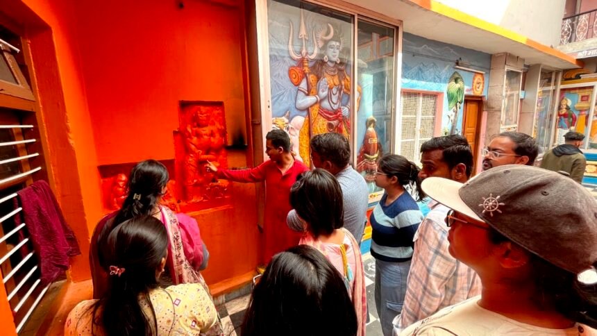 रायपुर हेरिटेज वॉक द्वितीय के अंतर्गत रायपुर को नजदीक से जान रहे हैं इतिहास में रूचि रखने वाले प्रतिभागी