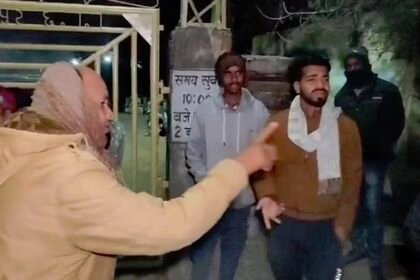 अव्यवस्था: ठंड में रातभर जागना किसानों की मजबूरी, धान बेचने के लिए हर दिन लगती है टोकन के लिए लंबी लाइन