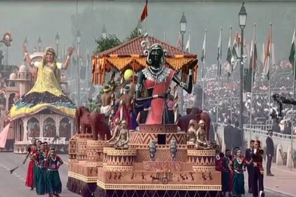 कर्तव्य पथ पर निकली मनमोहक झांकियां: छत्तीसगढ़ की झांकी बस्तर की आदिम जनसंसद मुरिया दरबार ने दर्शकों का मोहा मन