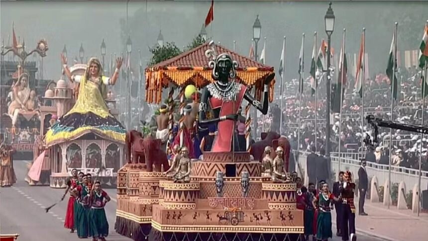 कर्तव्य पथ पर निकली मनमोहक झांकियां: छत्तीसगढ़ की झांकी बस्तर की आदिम जनसंसद मुरिया दरबार ने दर्शकों का मोहा मन