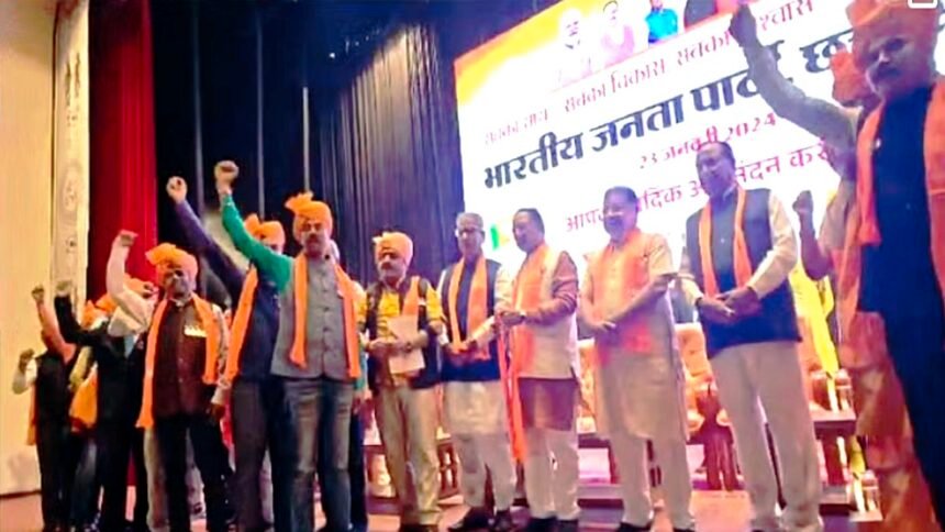 लोकसभा चुनाव से पहले इस पार्टी को लगा झटका, इनके कई नेताओं ने थामा भाजपा का दामन
