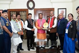 सीएम साय से स्काउट्स एवं गाइड्स के सदस्यों ने की मुलाकत, संरक्षक बैज पहना कर किया अलंकृत