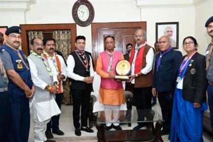 सीएम साय से स्काउट्स एवं गाइड्स के सदस्यों ने की मुलाकत, संरक्षक बैज पहना कर किया अलंकृत