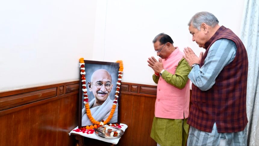 सीएम विष्णु देव साय ने राष्ट्रपिता महात्मा गांधी की पुण्यतिथि पर उन्हें किया नमन