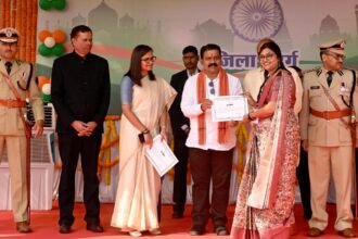 गणतंत्र दिवस के अवसर पर विधानसभा निर्वाचन में उत्कृष्ट कार्य करने वाले अधिकारी-कर्मचारी हुए सम्मानित