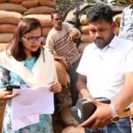 कलेक्टर ने किया धान उपार्जन केंद्र का औचक निरीक्षण, मापी धान की आद्रता